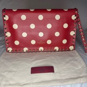 NEW Valentino Garavani Rockstud Polka Dot Leather clutch wristlet Hangdbag.